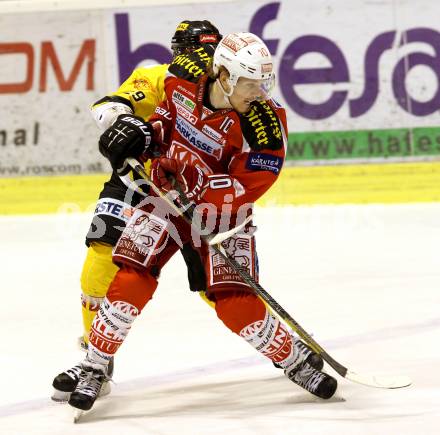 EBEL. Eishockey Bundesliga. EC KAC gegen UPC Vienna Capitals.  Tyler Scofield,  (KAC), Sven Klimbacher (Vienna). Klagenfurt, am 22.1.2013.
Foto: Kuess 


---
pressefotos, pressefotografie, kuess, qs, qspictures, sport, bild, bilder, bilddatenbank