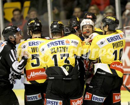 EBEL. Eishockey Bundesliga. EC KAC gegen UPC Vienna Capitals. John Lammers,  (KAC), Philipp Pinter, Zdenek Blatny  (Vienna). Klagenfurt, am 22.1.2013.
Foto: Kuess 


---
pressefotos, pressefotografie, kuess, qs, qspictures, sport, bild, bilder, bilddatenbank