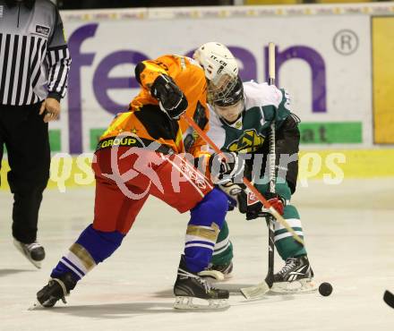 Eishockey Cup. Ascus Rangers gegen Zeltverleih Bister. Josef Tomantschger  (Ascus Rangers), Martin Poeck (Bister). Klagenfurt, 23.1.2013.
Foto: kuess
---
pressefotos, pressefotografie, kuess, qs, qspictures, sport, bild, bilder, bilddatenbank