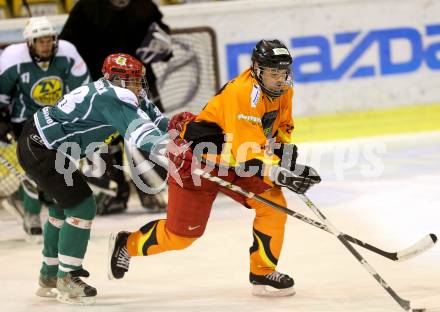 Eishockey Cup. Ascus Rangers gegen Zeltverleih Bister. Harald Kriener (Ascus Rangers), Gerald Jarnig (Bister). Klagenfurt, 23.1.2013.
Foto: kuess
---
pressefotos, pressefotografie, kuess, qs, qspictures, sport, bild, bilder, bilddatenbank