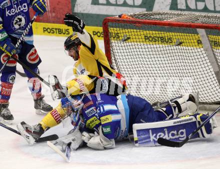 EBEL. Eishockey Bundesliga. EC VSV gegen UPC Vienna Capitals. Thomas Hoeneckl,  (VSV), Joshua Soares (Vienna). Villach, am 27.1.2013.
Foto: Kuess 


---
pressefotos, pressefotografie, kuess, qs, qspictures, sport, bild, bilder, bilddatenbank