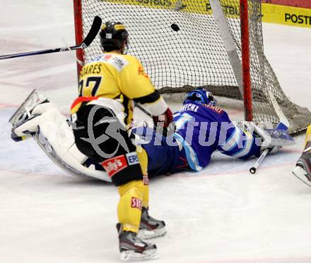 EBEL. Eishockey Bundesliga. EC VSV gegen UPC Vienna Capitals. Thomas Hoeneckl, (VSV), Joshua Soares  (Vienna). Villach, am 27.1.2013.
Foto: Kuess 


---
pressefotos, pressefotografie, kuess, qs, qspictures, sport, bild, bilder, bilddatenbank