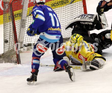 EBEL. Eishockey Bundesliga. EC VSV gegen UPC Vienna Capitals. Derek Ryan, (VSV), Fabian Weinhandl  (Vienna). Villach, am 27.1.2013.
Foto: Kuess 


---
pressefotos, pressefotografie, kuess, qs, qspictures, sport, bild, bilder, bilddatenbank