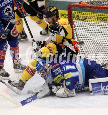 EBEL. Eishockey Bundesliga. EC VSV gegen UPC Vienna Capitals. Thomas Hoeneckl,  (VSV), Joshua Soares (Vienna). Villach, am 27.1.2013.
Foto: Kuess 


---
pressefotos, pressefotografie, kuess, qs, qspictures, sport, bild, bilder, bilddatenbank