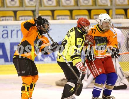 Eishockey Cup. HC Post gegen Ascus Rangers. Markus Lach (Post), Josef Tomantschger, Wolfgang Fabbro (Ascus). Klagenfurt, 31.1.2013.
Foto: Kuess
---
pressefotos, pressefotografie, kuess, qs, qspictures, sport, bild, bilder, bilddatenbank