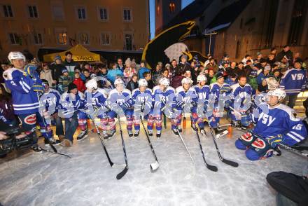 Eishockey Bundesliga. Showtraining VSV am Rathausplatz.  Villach, am 1.2.1013.
Foto: Kuess
---
pressefotos, pressefotografie, kuess, qs, qspictures, sport, bild, bilder, bilddatenbank