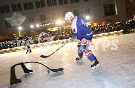 Eishockey Bundesliga. Showtraining VSV am Rathausplatz. Derek Damon. Villach, am 1.2.1013.
Foto: Kuess
---
pressefotos, pressefotografie, kuess, qs, qspictures, sport, bild, bilder, bilddatenbank