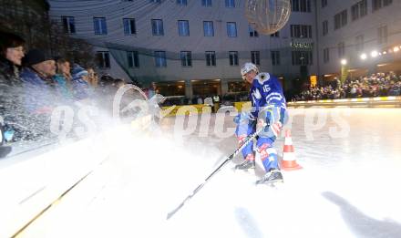 Eishockey Bundesliga. Showtraining VSV am Rathausplatz. Daniel Nageler Villach, am 1.2.1013.
Foto: Kuess
---
pressefotos, pressefotografie, kuess, qs, qspictures, sport, bild, bilder, bilddatenbank