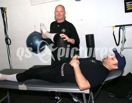 EBEL. Eishockey Bundesliga. EC VSV gegen SAPA Fehervar AV19. Masseur Juergen, Gerhard Unterluggauer (VSV). Villach, am 30.12.2012.
Foto: Kuess 
---
pressefotos, pressefotografie, kuess, qs, qspictures, sport, bild, bilder, bilddatenbank