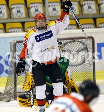 Eishockeycup. Hypo Alpe Adria BAnk gegen Humanomed Wings. Torjubel Hans Genser (Hypo). Klagenfurt, 7.2.2013.
Foto: Kuess
---
pressefotos, pressefotografie, kuess, qs, qspictures, sport, bild, bilder, bilddatenbank