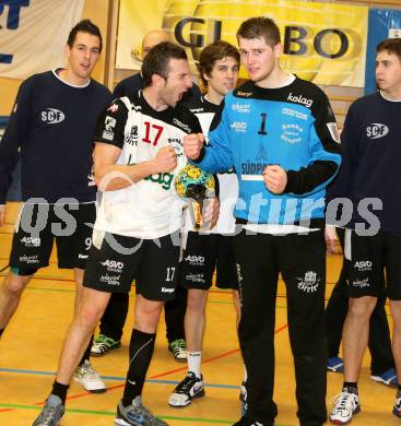 Handball Bundesliga. Aufstiegsrunde. SC Ferlach gegen ULZ Sparkasse Schwaz. Jubel Izudin Mujanovic, Matthias Meleschnig (Ferlach). Ferlach, 9.2.2013.
Foto: Kuess
---
pressefotos, pressefotografie, kuess, qs, qspictures, sport, bild, bilder, bilddatenbank