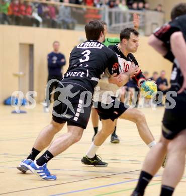 Handball Bundesliga. Aufstiegsrunde. SC Ferlach gegen ULZ Sparkasse Schwaz. Miro Barisic,  (Ferlach), Julius Hoflehner (Schwarz). Ferlach, 9.2.2013.
Foto: Kuess
---
pressefotos, pressefotografie, kuess, qs, qspictures, sport, bild, bilder, bilddatenbank