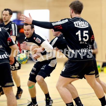 Handball Bundesliga. Aufstiegsrunde. SC Ferlach gegen ULZ Sparkasse Schwaz. Patrick Jochum,  (Ferlach), Fabian Posch (Schwarz). Ferlach, 9.2.2013.
Foto: Kuess
---
pressefotos, pressefotografie, kuess, qs, qspictures, sport, bild, bilder, bilddatenbank