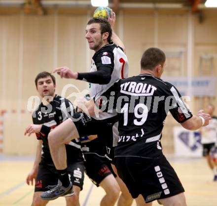 Handball Bundesliga. Aufstiegsrunde. SC Ferlach gegen ULZ Sparkasse Schwaz. Izudin Mujanovic,  (Ferlach), Mindaugas Andriuska (Schwarz). Ferlach, 9.2.2013.
Foto: Kuess
---
pressefotos, pressefotografie, kuess, qs, qspictures, sport, bild, bilder, bilddatenbank