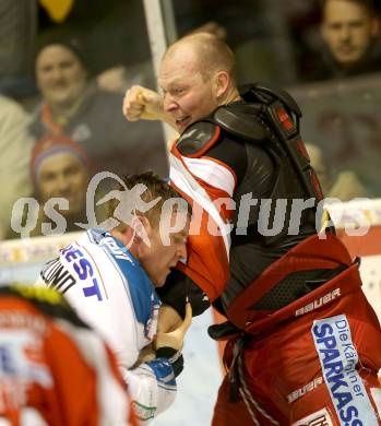 EBEL. Eishockey Bundesliga. EC KAC gegen EHC LIWEST Linz. Mike Siklenka,  (KAC), Andrew Hedlund  (Linz). Klagenfurt, am 13.2.2013.
Foto: Kuess 


---
pressefotos, pressefotografie, kuess, qs, qspictures, sport, bild, bilder, bilddatenbank