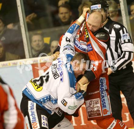 EBEL. Eishockey Bundesliga. EC KAC gegen EHC LIWEST Linz. Mike Siklenka,   (KAC), Andrew Hedlund (Linz). Klagenfurt, am 13.2.2013.
Foto: Kuess 


---
pressefotos, pressefotografie, kuess, qs, qspictures, sport, bild, bilder, bilddatenbank