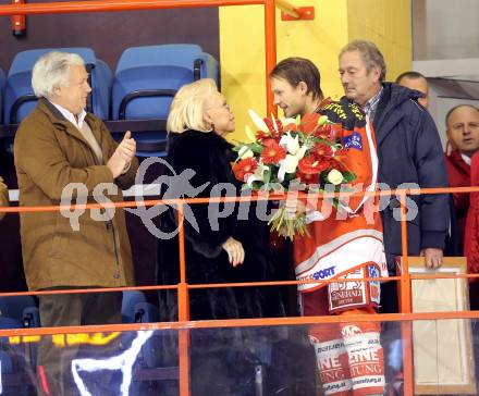 EBEL. Eishockey Bundesliga. EC KAC gegen EHC LIWEST Linz.Kapitaen Thomas Koch gratuliert Heidi Horten zum Geburtstag. Hellmuth Reichel, Karl Nedwed. Klagenfurt, am 13.2.2013.
Foto: Kuess 


---
pressefotos, pressefotografie, kuess, qs, qspictures, sport, bild, bilder, bilddatenbank