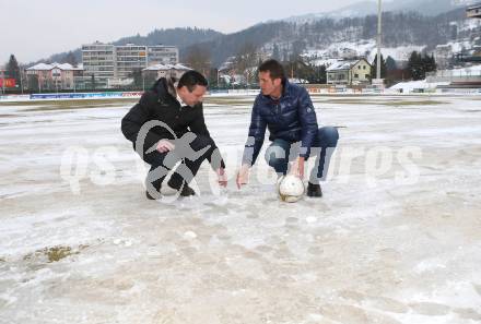 Fussball Bundesliga. RZ Pellets WAC gegen Red Bull Salzburg. Kommissionierung Lavanttal Arena. Vizepraesident Christian Puff (WAC), Schiedsrichter Manfred Krassnitzer. Wolfsberg, am 14.2.2013.
Foto: Kuess
---
pressefotos, pressefotografie, kuess, qs, qspictures, sport, bild, bilder, bilddatenbank