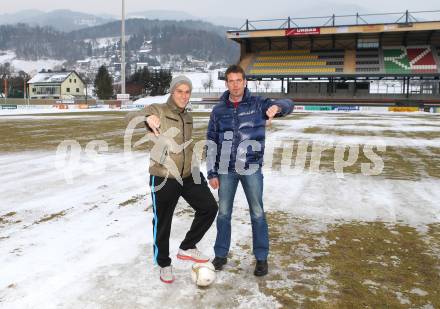 Fussball Bundesliga. RZ Pellets WAC gegen Red Bull Salzburg. Kommissionierung Lavanttal Arena. Michael Liendl (WAC), Schiedsrichter Manfred Krassnitzer. Wolfsberg, am 14.2.2013.
Foto: Kuess
---
pressefotos, pressefotografie, kuess, qs, qspictures, sport, bild, bilder, bilddatenbank