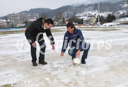 Fussball Bundesliga. RZ Pellets WAC gegen Red Bull Salzburg. Kommissionierung Lavanttal Arena. Vizepraesident Christian Puff (WAC), Schiedsrichter Manfred Krassnitzer. Wolfsberg, am 14.2.2013.
Foto: Kuess
---
pressefotos, pressefotografie, kuess, qs, qspictures, sport, bild, bilder, bilddatenbank