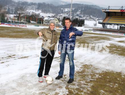 Fussball Bundesliga. RZ Pellets WAC gegen Red Bull Salzburg. Kommissionierung Lavanttal Arena. Michael Liendl (WAC), Schiedsrichter Manfred Krassnitzer. Wolfsberg, am 14.2.2013.
Foto: Kuess
---
pressefotos, pressefotografie, kuess, qs, qspictures, sport, bild, bilder, bilddatenbank