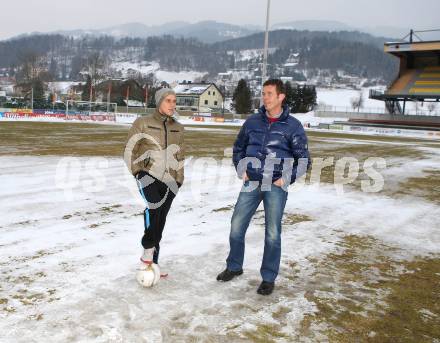 Fussball Bundesliga. RZ Pellets WAC gegen Red Bull Salzburg. Kommissionierung Lavanttal Arena. Michael Liendl (WAC), Schiedsrichter Manfred Krassnitzer. Wolfsberg, am 14.2.2013.
Foto: Kuess
---
pressefotos, pressefotografie, kuess, qs, qspictures, sport, bild, bilder, bilddatenbank