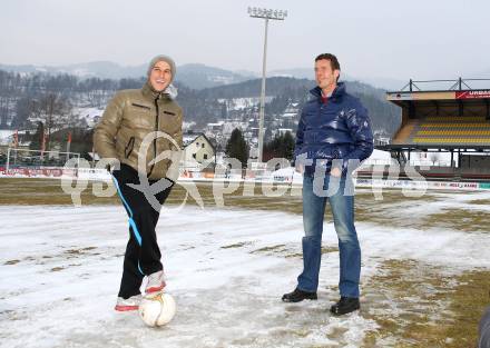 Fussball Bundesliga. RZ Pellets WAC gegen Red Bull Salzburg. Kommissionierung Lavanttal Arena. Michael Liendl (WAC), Schiedsrichter Manfred Krassnitzer. Wolfsberg, am 14.2.2013.
Foto: Kuess
---
pressefotos, pressefotografie, kuess, qs, qspictures, sport, bild, bilder, bilddatenbank