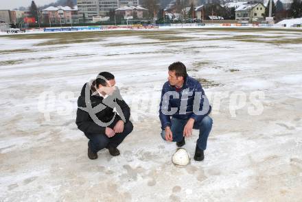 Fussball Bundesliga. RZ Pellets WAC gegen Red Bull Salzburg. Kommissionierung Lavanttal Arena. Vizepraesident Christian Puff (WAC), Schiedsrichter Manfred Krassnitzer. Wolfsberg, am 14.2.2013.
Foto: Kuess
---
pressefotos, pressefotografie, kuess, qs, qspictures, sport, bild, bilder, bilddatenbank