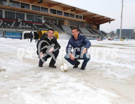 Fussball Bundesliga. RZ Pellets WAC gegen Red Bull Salzburg. Kommissionierung Lavanttal Arena. Vizepraesident Christian Puff (WAC), Schiedsrichter Manfred Krassnitzer. Wolfsberg, am 14.2.2013.
Foto: Kuess
---
pressefotos, pressefotografie, kuess, qs, qspictures, sport, bild, bilder, bilddatenbank