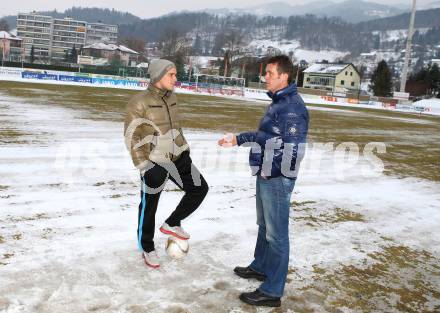 Fussball Bundesliga. RZ Pellets WAC gegen Red Bull Salzburg. Kommissionierung Lavanttal Arena. Michael Liendl (WAC), Schiedsrichter Manfred Krassnitzer. Wolfsberg, am 14.2.2013.
Foto: Kuess
---
pressefotos, pressefotografie, kuess, qs, qspictures, sport, bild, bilder, bilddatenbank