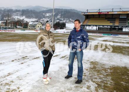 Fussball Bundesliga. RZ Pellets WAC gegen Red Bull Salzburg. Kommissionierung Lavanttal Arena. Michael Liendl (WAC), Schiedsrichter Manfred Krassnitzer. Wolfsberg, am 14.2.2013.
Foto: Kuess
---
pressefotos, pressefotografie, kuess, qs, qspictures, sport, bild, bilder, bilddatenbank