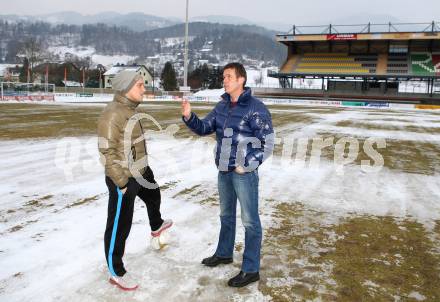 Fussball Bundesliga. RZ Pellets WAC gegen Red Bull Salzburg. Kommissionierung Lavanttal Arena. Michael Liendl (WAC), Schiedsrichter Manfred Krassnitzer. Wolfsberg, am 14.2.2013.
Foto: Kuess
---
pressefotos, pressefotografie, kuess, qs, qspictures, sport, bild, bilder, bilddatenbank