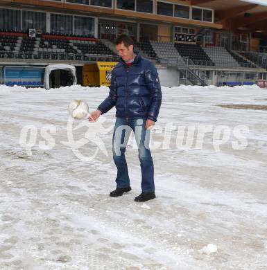 Fussball Bundesliga. RZ Pellets WAC gegen Red Bull Salzburg. Kommissionierung Lavanttal Arena. Schiedsrichter Manfred Krassnitzer. Wolfsberg, am 14.2.2013.
Foto: Kuess
---
pressefotos, pressefotografie, kuess, qs, qspictures, sport, bild, bilder, bilddatenbank