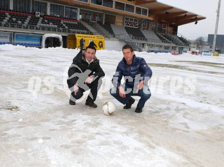 Fussball Bundesliga. RZ Pellets WAC gegen Red Bull Salzburg. Kommissionierung Lavanttal Arena. Vizepraesident Christian Puff (WAC), Schiedsrichter Manfred Krassnitzer. Wolfsberg, am 14.2.2013.
Foto: Kuess
---
pressefotos, pressefotografie, kuess, qs, qspictures, sport, bild, bilder, bilddatenbank