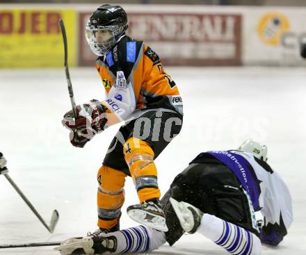 Eishockey Hobbycup St. Stefan/Lavanttal  gegen St. Michael/Bleiburg. Guenther Aspernig,  (St. Stefan), Fabian Satschen (St. Michael). Voelkermarkt, am 15.2.2013.
Foto: Kuess
---
pressefotos, pressefotografie, kuess, qs, qspictures, sport, bild, bilder, bilddatenbank