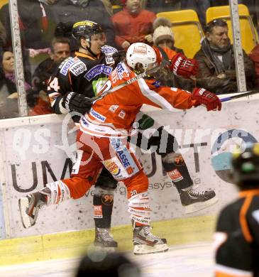 EBEL. Eishockey Bundesliga. EC KAC gegen Moser Medical Graz 99ers.   John Lammers,  (KAC), Kristof Reinthaler (Graz). Klagenfurt, am 15.2.2013.
Foto: Kuess 


---
pressefotos, pressefotografie, kuess, qs, qspictures, sport, bild, bilder, bilddatenbank