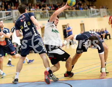 Handball Bundesliga. Aufstiegsrunde. SC Ferlach gegen HIT medalp Tirol. Daniel Plesej, (Ferlach), Maximilian Hermann (Tirol). Ferlach, 16.2.2013.
Foto: Kuess
---
pressefotos, pressefotografie, kuess, qs, qspictures, sport, bild, bilder, bilddatenbank