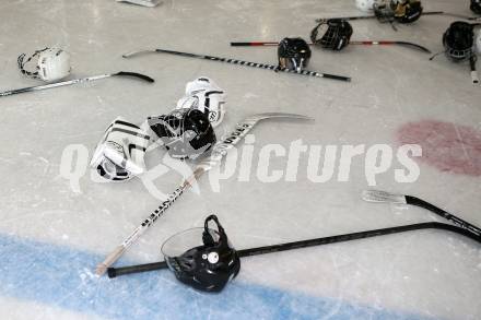 Eishockey. Feature. Eishockeyausruestung. Helm, Schlaeger. 
Foto: kuess
---
pressefotos, pressefotografie, kuess, qs, qspictures, sport, bild, bilder, bilddatenbank