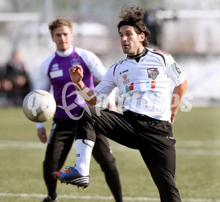 Fussball Testspiel. SK Austria Klagenfurt gegen RZ Pellets WAC. Grega Triplat, (Austria Klagenfurt), Michele Polverino (WAC). Klagenfurt, 16.7.2013.
Foto: Kuess
---
pressefotos, pressefotografie, kuess, qs, qspictures, sport, bild, bilder, bilddatenbank