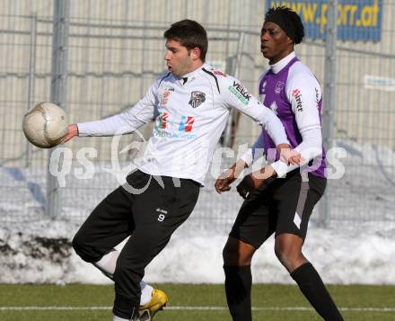 Fussball Testspiel. SK Austria Klagenfurt gegen RZ Pellets WAC. Eric Akoto, (Austria Klagenfurt), Ruben Rivera (WAC). Klagenfurt, 16.7.2013.
Foto: Kuess
---
pressefotos, pressefotografie, kuess, qs, qspictures, sport, bild, bilder, bilddatenbank