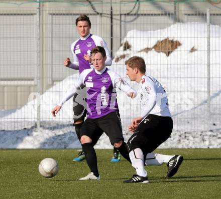 Fussball Testspiel. SK Austria Klagenfurt gegen RZ Pellets WAC. Fabian Miesenboeck, (Austria Klagenfurt), Christian Thonhofer  (WAC). Klagenfurt, 16.7.2013.
Foto: Kuess
---
pressefotos, pressefotografie, kuess, qs, qspictures, sport, bild, bilder, bilddatenbank