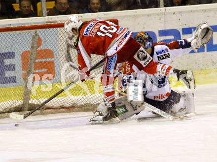 EBEL. Eishockey Bundesliga. EC KAC gegen KHL Medvescak Zagreb. Tyler Scofield,  (KAC), Robert Kristan (Zagreb).. Klagenfurt, am 19.2.2013.
Foto: Kuess 


---
pressefotos, pressefotografie, kuess, qs, qspictures, sport, bild, bilder, bilddatenbank