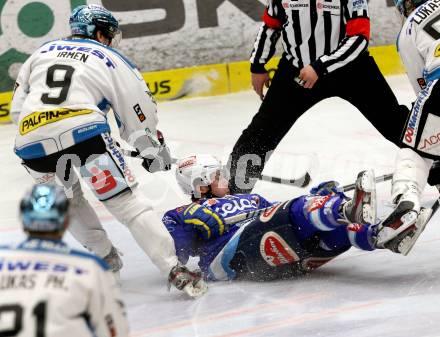 EBEL. Eishockey Bundesliga. EC VSV gegen EHC LIWEST Linz. Marco Pewal,  (VSV), Danny Irmen (Linz). Villach, am 19.2.2013.
Foto: Kuess 


---
pressefotos, pressefotografie, kuess, qs, qspictures, sport, bild, bilder, bilddatenbank