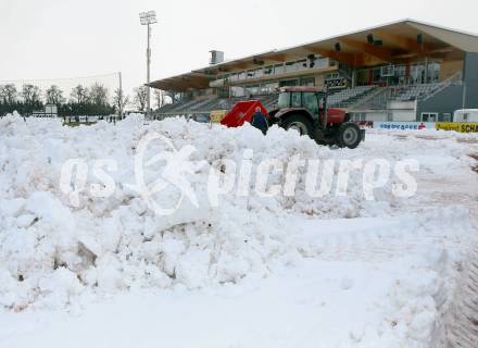 Fussball Bundesliga. RZ Pellets WAC. Schneeraeumung Lavanttal Arena. Wolfsberg, am 25.2.2013.
Foto: Kuess
---
pressefotos, pressefotografie, kuess, qs, qspictures, sport, bild, bilder, bilddatenbank