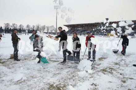 Fussball Bundesliga. RZ Pellets WAC. Schneeraeumung Lavanttal Arena. Wolfsberg, am 25.2.2013.
Foto: Kuess
---
pressefotos, pressefotografie, kuess, qs, qspictures, sport, bild, bilder, bilddatenbank