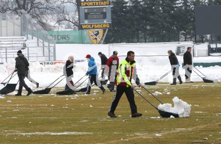 Fussball Bundesliga. RZ Pellets WAC. Schneeraeumung Lavanttal Arena. Wolfsberg, am 25.2.2013.
Foto: Kuess
---
pressefotos, pressefotografie, kuess, qs, qspictures, sport, bild, bilder, bilddatenbank