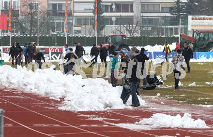 Fussball Bundesliga. RZ Pellets WAC. Schneeraeumung Lavanttal Arena. Wolfsberg, am 25.2.2013.
Foto: Kuess
---
pressefotos, pressefotografie, kuess, qs, qspictures, sport, bild, bilder, bilddatenbank