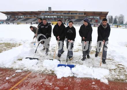 Fussball Bundesliga. RZ Pellets WAC. Schneeraeumung Lavanttal Arena. Wolfsberg, am 25.2.2013.
Foto: Kuess
---
pressefotos, pressefotografie, kuess, qs, qspictures, sport, bild, bilder, bilddatenbank