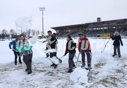 Fussball Bundesliga. RZ Pellets WAC. Schneeraeumung Lavanttal Arena. Wolfsberg, am 25.2.2013.
Foto: Kuess
---
pressefotos, pressefotografie, kuess, qs, qspictures, sport, bild, bilder, bilddatenbank