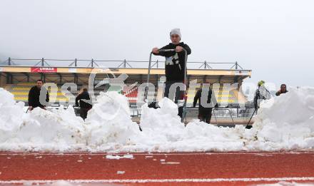 Fussball Bundesliga. RZ Pellets WAC. Schneeraeumung Lavanttal Arena. Wolfsberg, am 25.2.2013.
Foto: Kuess
---
pressefotos, pressefotografie, kuess, qs, qspictures, sport, bild, bilder, bilddatenbank